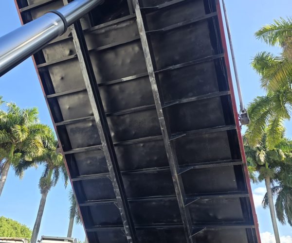 2005 PETERBILT 357 TRI AXLE DUMP TRUCK W STEERABLE THIRD AXLE FACTORY DOUBLE POWER STEERING 007