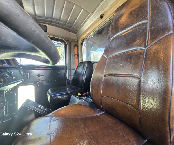 2005 PETERBILT 357 TRI AXLE DUMP TRUCK W STEERABLE THIRD AXLE FACTORY DOUBLE POWER STEERING 010