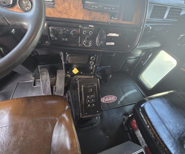 2005 PETERBILT 357 TRI AXLE DUMP TRUCK W STEERABLE THIRD AXLE FACTORY DOUBLE POWER STEERING 013