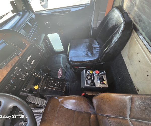 2005 PETERBILT 357 TRI AXLE DUMP TRUCK W STEERABLE THIRD AXLE FACTORY DOUBLE POWER STEERING 014