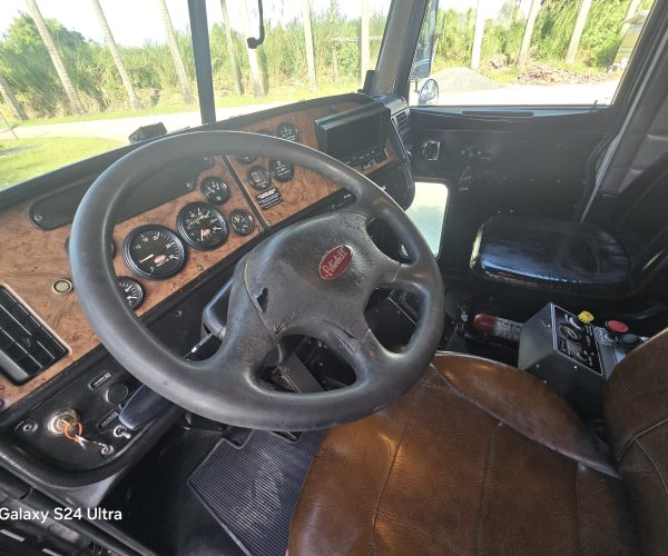 2005 PETERBILT 357 TRI AXLE DUMP TRUCK W STEERABLE THIRD AXLE FACTORY DOUBLE POWER STEERING 018