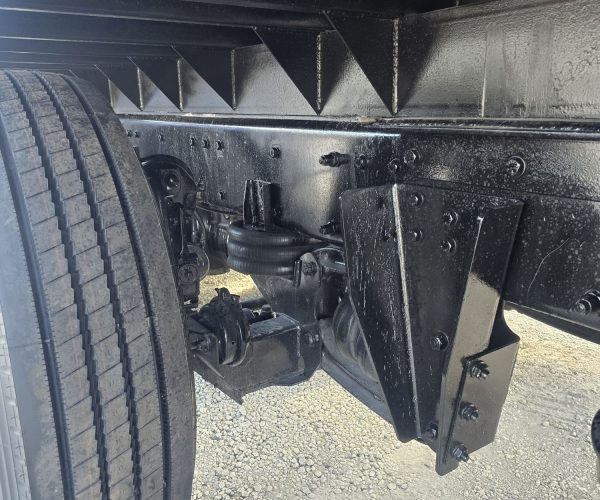 2005 PETERBILT 357 TRI AXLE DUMP TRUCK W STEERABLE THIRD AXLE FACTORY DOUBLE POWER STEERING 019