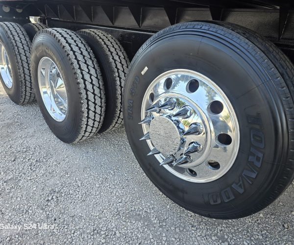 2005 PETERBILT 357 TRI AXLE DUMP TRUCK W STEERABLE THIRD AXLE FACTORY DOUBLE POWER STEERING 020