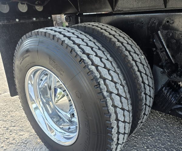 2005 PETERBILT 357 TRI AXLE DUMP TRUCK W STEERABLE THIRD AXLE FACTORY DOUBLE POWER STEERING 021