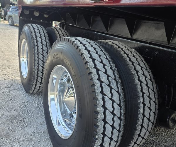 2005 PETERBILT 357 TRI AXLE DUMP TRUCK W STEERABLE THIRD AXLE FACTORY DOUBLE POWER STEERING 023