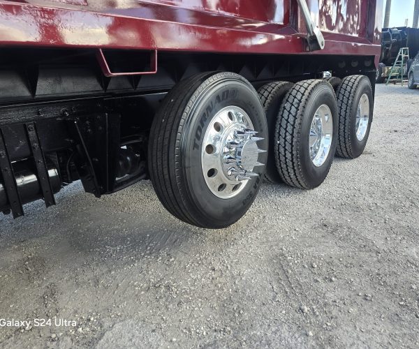 2005 PETERBILT 357 TRI AXLE DUMP TRUCK W STEERABLE THIRD AXLE FACTORY DOUBLE POWER STEERING 024