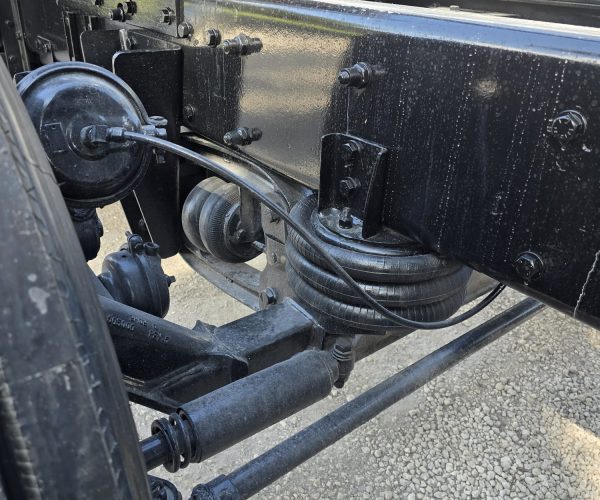 2005 PETERBILT 357 TRI AXLE DUMP TRUCK W STEERABLE THIRD AXLE FACTORY DOUBLE POWER STEERING 025