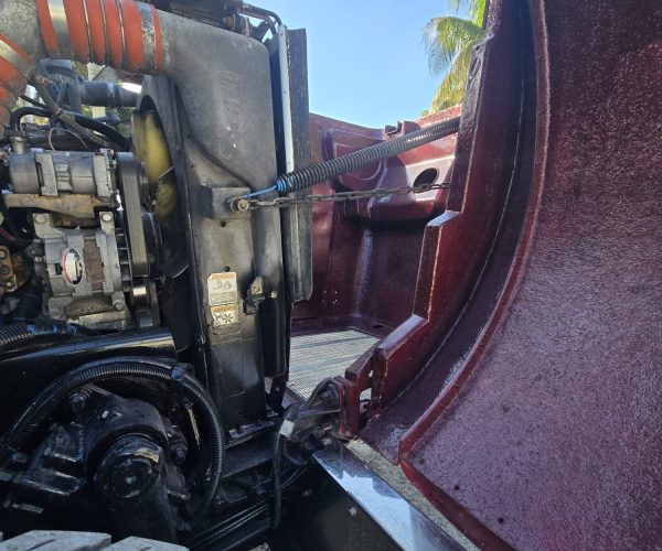 2005 PETERBILT 357 TRI AXLE DUMP TRUCK W STEERABLE THIRD AXLE FACTORY DOUBLE POWER STEERING 026