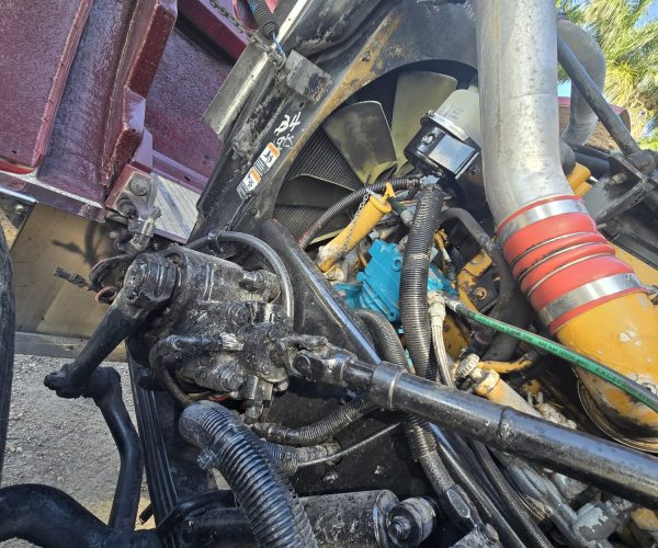 2005 PETERBILT 357 TRI AXLE DUMP TRUCK W STEERABLE THIRD AXLE FACTORY DOUBLE POWER STEERING 028