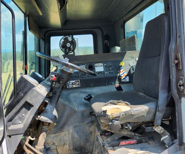 2005 SCHWING 32M CONCRETE PUMP MOUNTED 006