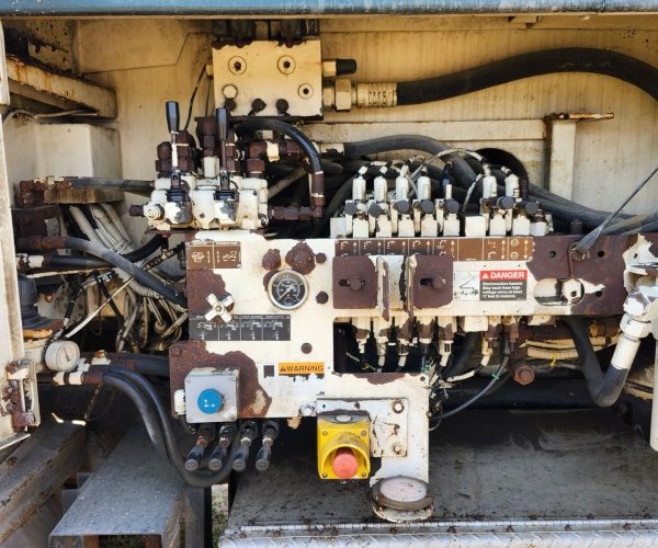 2005 SCHWING 32M CONCRETE PUMP MOUNTED 010