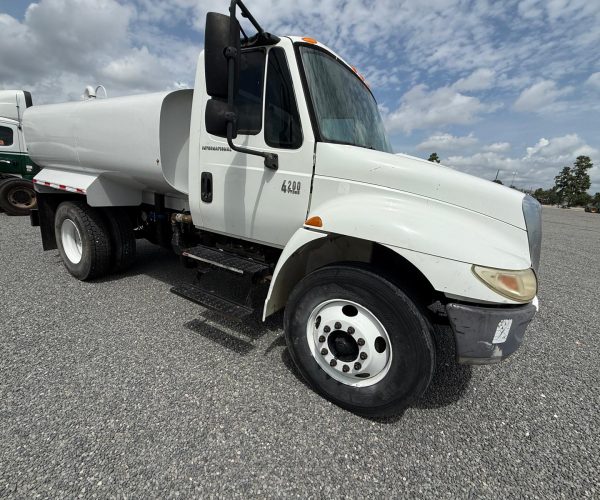 2006 INTERNATIONAL NEW 2000 GALLON TANK 4300 4 SPRAYERS 001