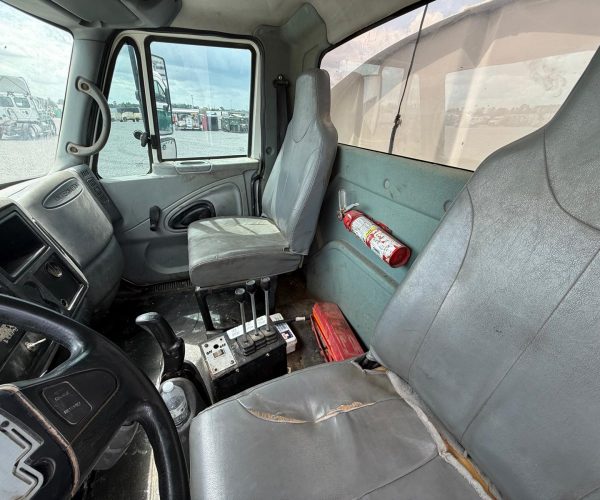 2006 INTERNATIONAL NEW 2000 GALLON TANK 4300 4 SPRAYERS 009