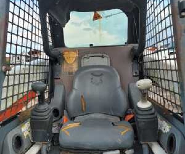 2006 SKID STEER BOBCAT S220 WITH HIGH FLOW 011