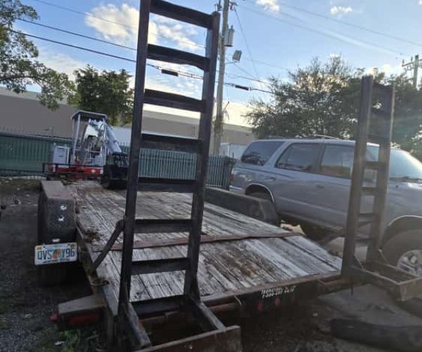 2006 UTILITY TANDEM TRAILER WITH RAMPS 001