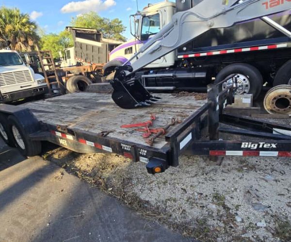 2006 UTILITY TANDEM TRAILER WITH RAMPS 002