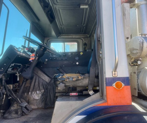 2007 CONCRETE PUMP SCHWING 32M 007