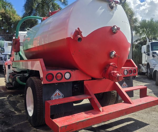 2007 INTERNATIONAL SEPTIC TANK TRUCK 2,250 GALLONS 003