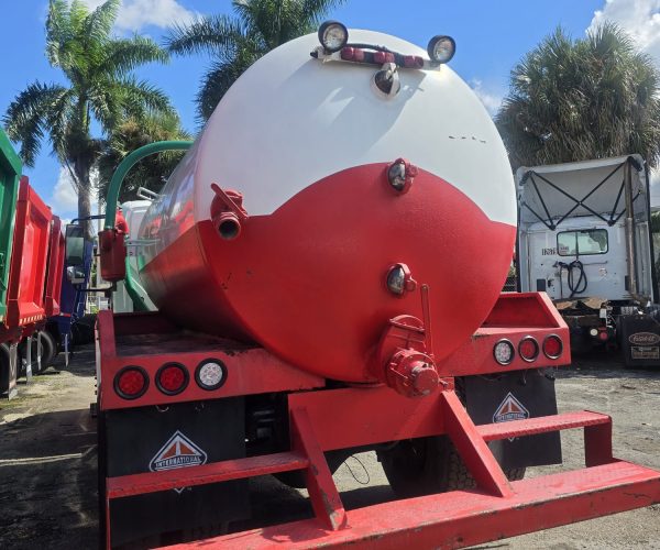 2007 INTERNATIONAL SEPTIC TANK TRUCK 2,250 GALLONS 004