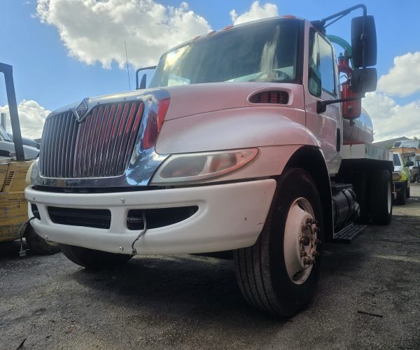 2007 INTERNATIONAL SEPTIC TANK TRUCK 2,250 GALLONS 009