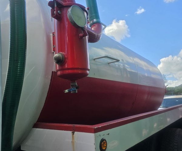 2007 INTERNATIONAL SEPTIC TANK TRUCK 2,250 GALLONS 010