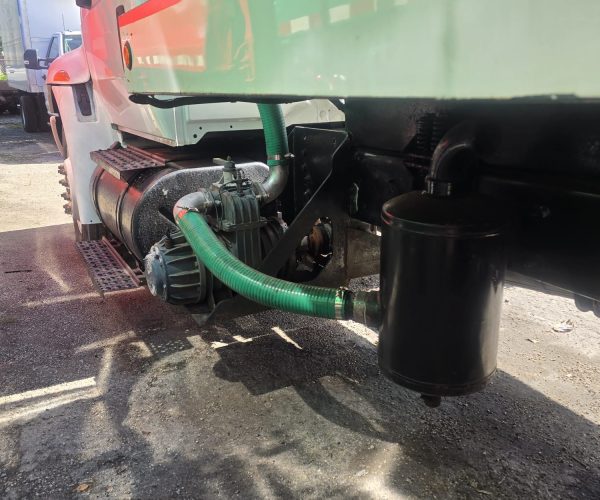 2007 INTERNATIONAL SEPTIC TANK TRUCK 2,250 GALLONS 011