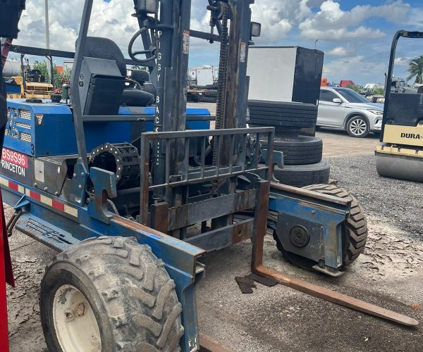 2007 PRINCETON PB50 PIGGYBACK FORKLIFT 5.000 LB CAPACITY 120′ MAST, RATED SEATED RIDER, LEVER CONTROLS 008