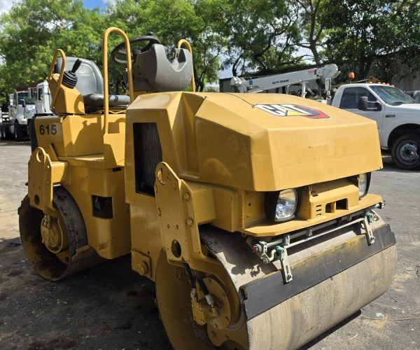 2008 CATERPILLAR CB24 DOUBLE DRUM VIBRATORY ROLLER W WATER SPRAY SYSTEM 001