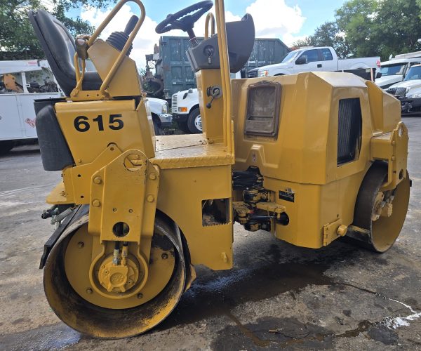 2008 CATERPILLAR CB24 DOUBLE DRUM VIBRATORY ROLLER W WATER SPRAY SYSTEM 002