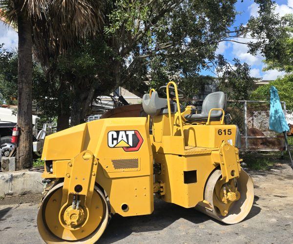 2008 CATERPILLAR CB24 DOUBLE DRUM VIBRATORY ROLLER W WATER SPRAY SYSTEM 003