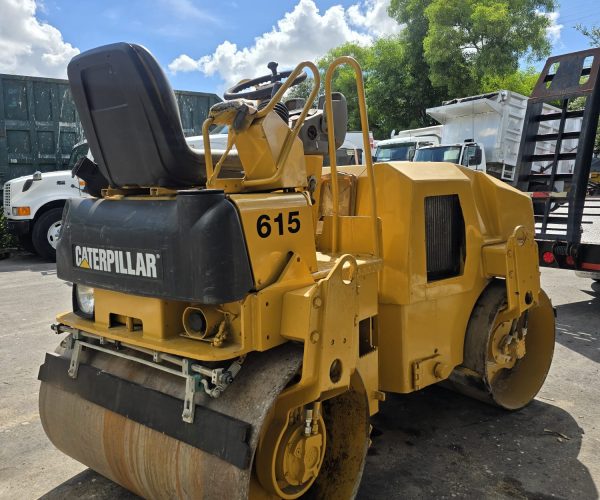 2008 CATERPILLAR CB24 DOUBLE DRUM VIBRATORY ROLLER W WATER SPRAY SYSTEM 004