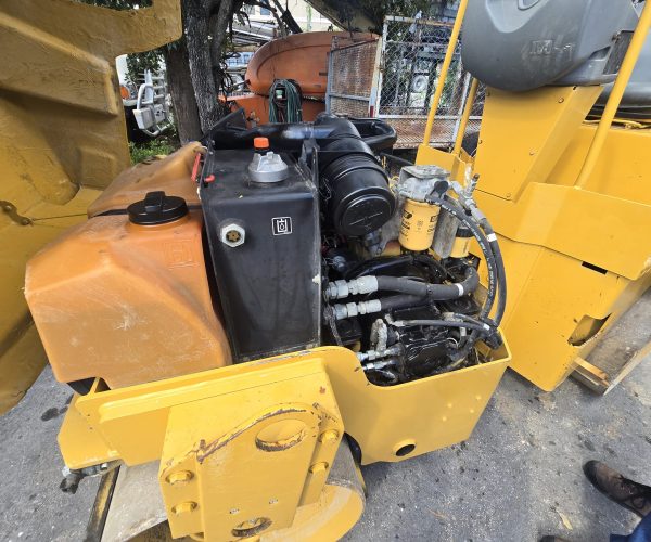 2008 CATERPILLAR CB24 DOUBLE DRUM VIBRATORY ROLLER W WATER SPRAY SYSTEM 009