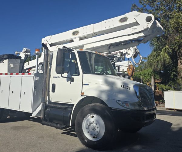 2008 INTERNATIONAL BUCKET TRUCK 002