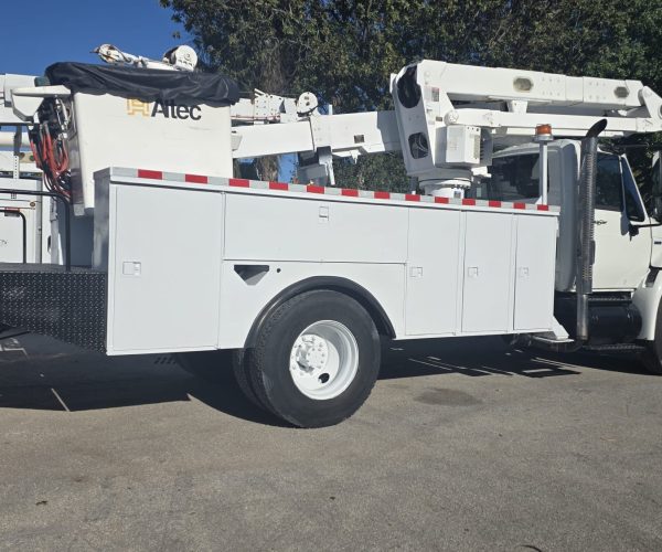 2008 INTERNATIONAL BUCKET TRUCK 003