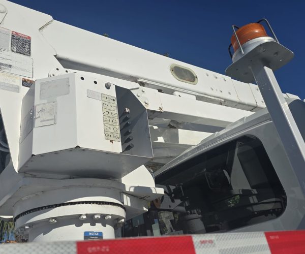 2008 INTERNATIONAL BUCKET TRUCK 012