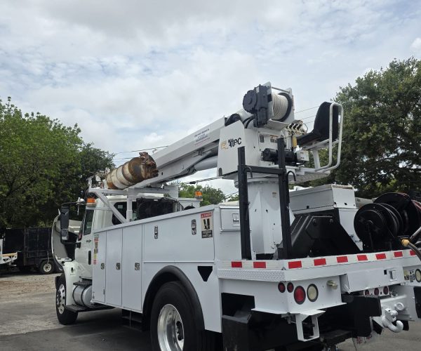2009 INTERNATIONAL ALTEC DM47-TR DIGGER DERRICK & 005