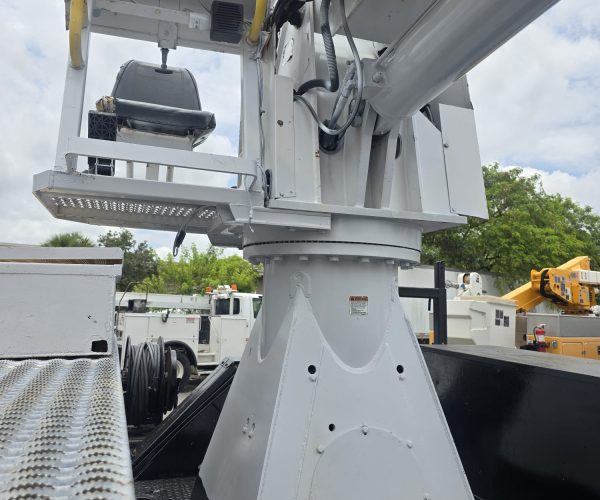 2009 INTERNATIONAL ALTEC DM47-TR DIGGER DERRICK & 020