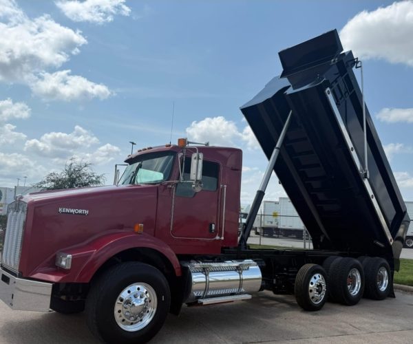 2009 KENWORTH T800 DUMP TRUCK TRI-AXLE STEEREABLE THIRD AXLE 004
