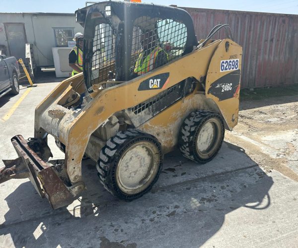 2010 CATERPILLAR 246C SKID STEER WITH BUCKET AND UNICORN FORK 003