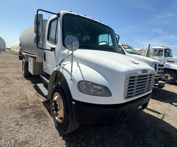 2010 FREIGHTLINER FUEL ALUMINUM TANKER 2800 GAL 2 COMPARTIMENTS COMPARTIMENTS 001