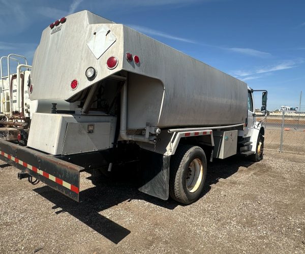 2010 FREIGHTLINER FUEL ALUMINUM TANKER 2800 GAL 2 COMPARTIMENTS COMPARTIMENTS 003