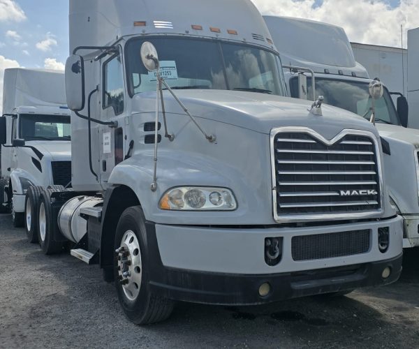 2011 MACK DAY CAB TANDEM AXLE 001