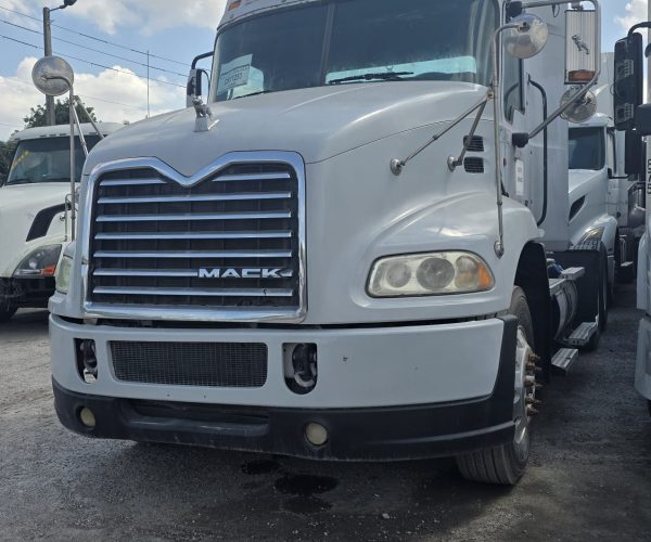 2011 MACK DAY CAB TANDEM AXLE 002