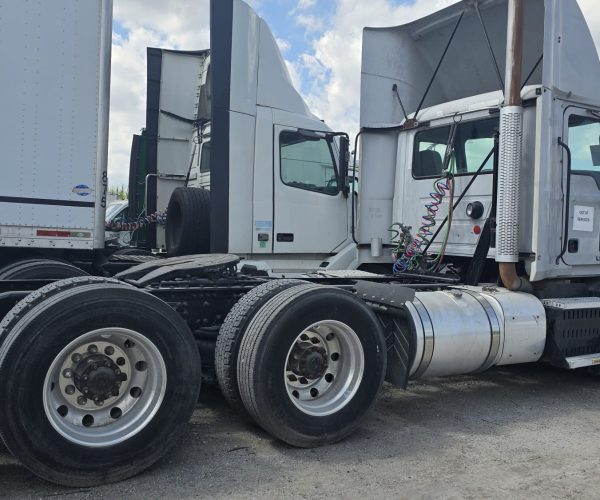 2011 MACK DAY CAB TANDEM AXLE 004