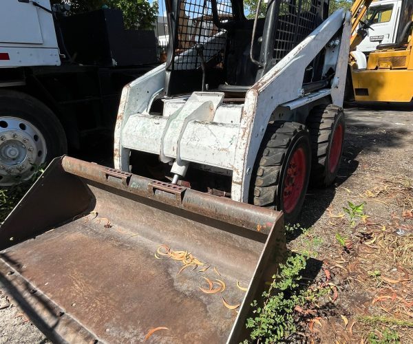 2012 BOBCAT S130 SKID STEER LOADER 002