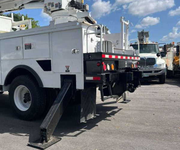 2012-FREIGHTLINER-M2-106-4X4-ALTEC-DM47BR-DIGGER-023