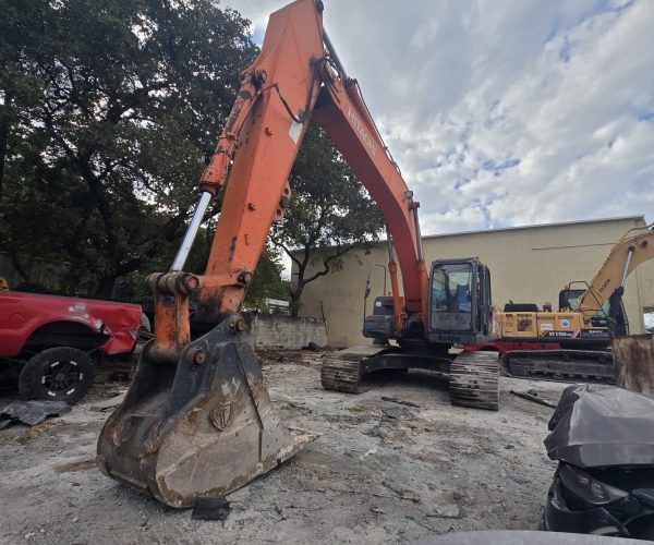 2012 HITACHI ZAXIS 240LC EXCAVATOR ENCLOSED CAB 006