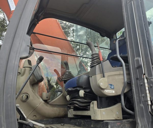 2012 HITACHI ZAXIS 240LC EXCAVATOR ENCLOSED CAB 007