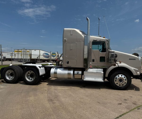 2013 KENWORTH T800 002