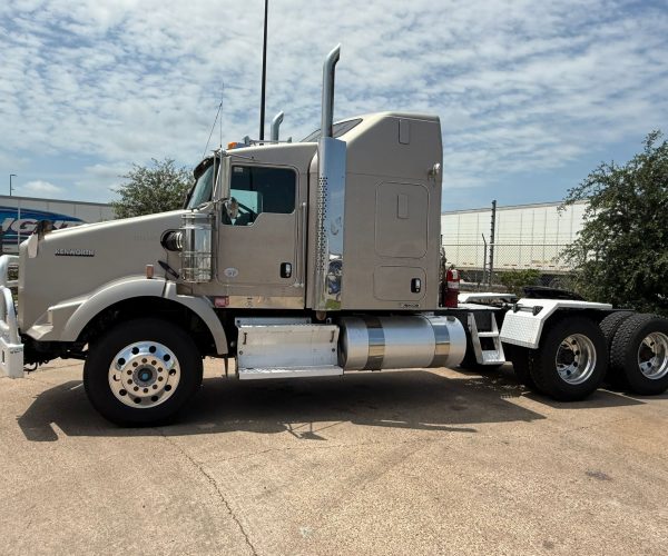 2013 KENWORTH T800 006